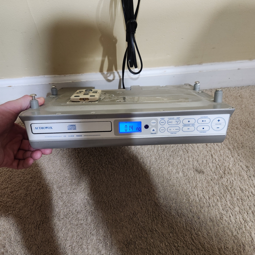 Under Cabinet Audiovox CD Player/Radio & Light